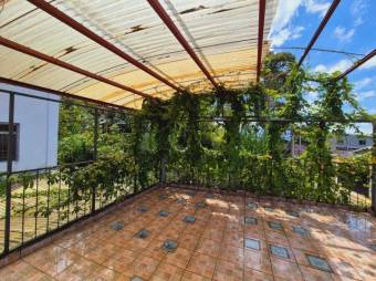 Se vende espaciosa casa con patio en Concepción de Heredia 25-1140