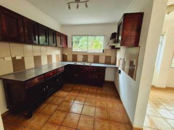 Se vende espaciosa casa con patio en Concepción de Heredia 25-1140