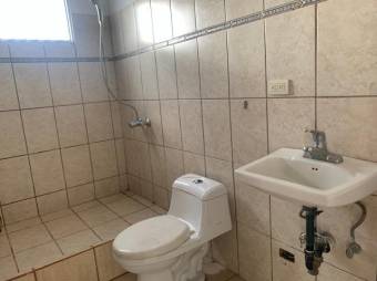 Se vende espaciosa casa con patio en Concepción de Heredia 25-1140