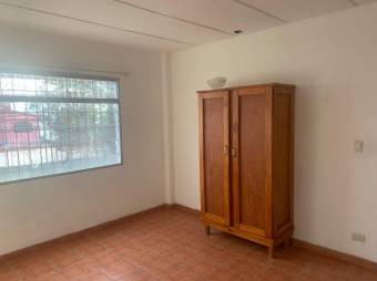 Se vende espaciosa casa con patio en Concepción de Heredia 25-1140