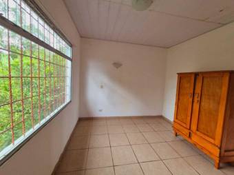 Se vende espaciosa casa con patio en Concepción de Heredia 25-1140