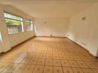 Se vende espaciosa casa con patio en Concepción de Heredia 25-1140