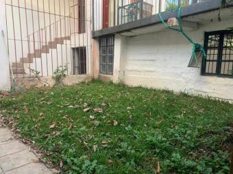 Se vende espaciosa casa con patio en Concepción de Heredia 25-1140