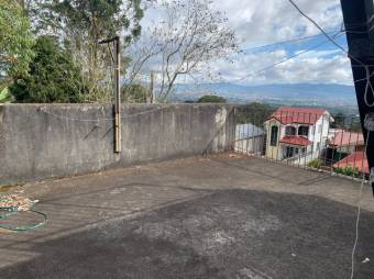 Se vende espaciosa casa con patio en Concepción de Heredia 25-1140