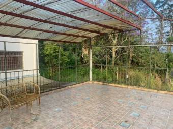 Se vende espaciosa casa con patio en Concepción de Heredia 25-1140