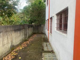 Se vende espaciosa casa con patio en Concepción de Heredia 25-1140