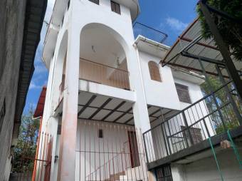 Se vende espaciosa casa con patio en Concepción de Heredia 25-1140