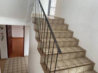 Se vende espaciosa casa con patio en Concepción de Heredia 25-1140