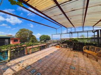 Se vende espaciosa casa con patio en Concepción de Heredia 25-1140