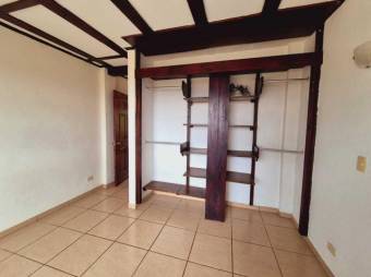 Se vende espaciosa casa con patio en Concepción de Heredia 25-1140