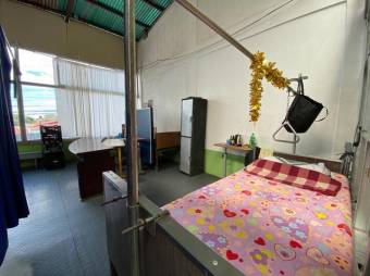 Se vende espaciosa casa con uso mixto en San Josecito Heredia 25-1706