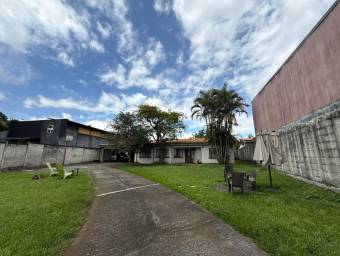 Se vende moderna casa con amplio terreno en Barva Heredia 26-603