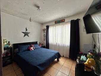 Se vende moderna casa con amplio terreno en Barva Heredia 26-603