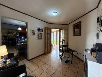 Se vende moderna casa con amplio terreno en Barva Heredia 26-603