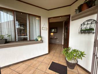 Se vende moderna casa con amplio terreno en Barva Heredia 26-603