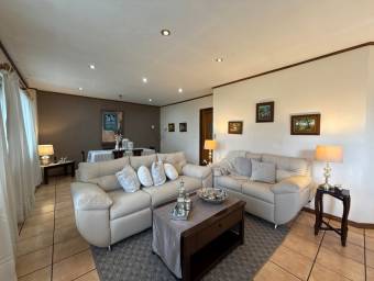 Se vende moderna casa con amplio terreno en Barva Heredia 26-603