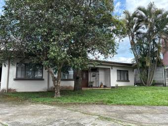 Se vende moderna casa con amplio terreno en Barva Heredia 26-603