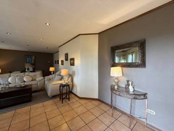 Se vende moderna casa con amplio terreno en Barva Heredia 26-603