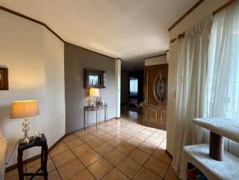 Se vende moderna casa con amplio terreno en Barva Heredia 26-603