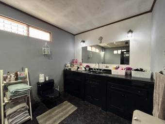 Se vende moderna casa con amplio terreno en Barva Heredia 26-603