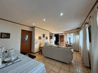 Se vende moderna casa con amplio terreno en Barva Heredia 26-603