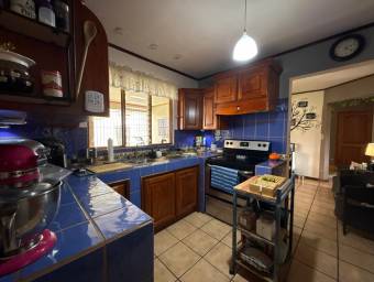 Se vende moderna casa con amplio terreno en Barva Heredia 26-603