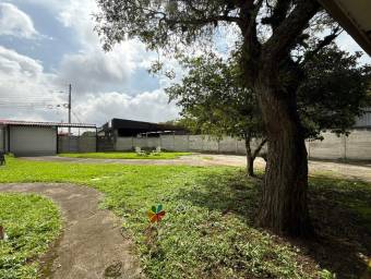 Se vende moderna casa con amplio terreno en Barva Heredia 26-603