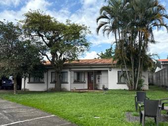 Se vende moderna casa con amplio terreno en Barva Heredia 26-603