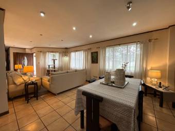 Se vende moderna casa con amplio terreno en Barva Heredia 26-603