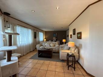 Se vende moderna casa con amplio terreno en Barva Heredia 26-603