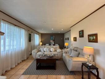 Se vende moderna casa con amplio terreno en Barva Heredia 26-603