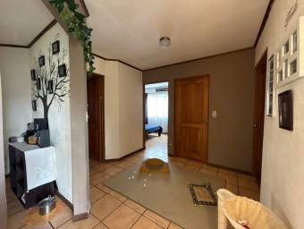 Se vende moderna casa con amplio terreno en Barva Heredia 26-603