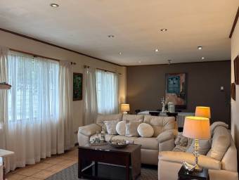 Se vende moderna casa con amplio terreno en Barva Heredia 26-603