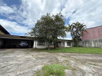Se vende moderna casa con amplio terreno en Barva Heredia 26-603