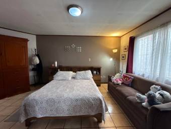 Se vende moderna casa con amplio terreno en Barva Heredia 26-603
