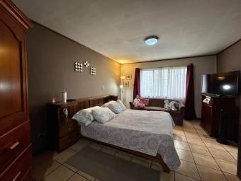 Se vende moderna casa con amplio terreno en Barva Heredia 26-603