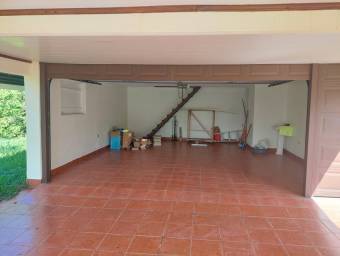 Se vende espaciosa casa con amplio lote en Santa Barbara de Heredia 26-544