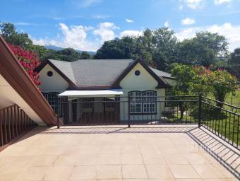 Se vende espaciosa casa con amplio lote en Santa Barbara de Heredia 26-544