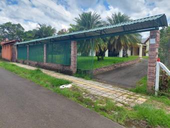 Se vende espaciosa casa con amplio lote en Santa Barbara de Heredia 26-544