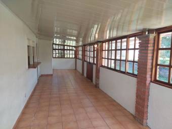Se vende espaciosa casa con amplio lote en Santa Barbara de Heredia 26-544