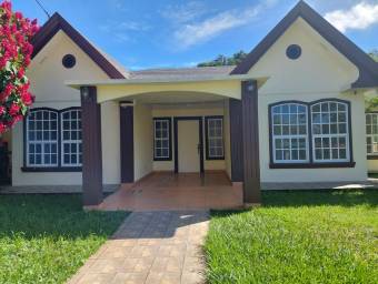 Se vende espaciosa casa con amplio lote en Santa Barbara de Heredia 26-544
