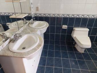 Se vende espaciosa casa con amplio lote en Santa Barbara de Heredia 26-544