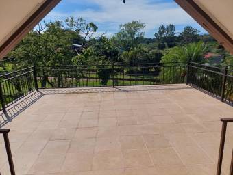 Se vende espaciosa casa con amplio lote en Santa Barbara de Heredia 26-544