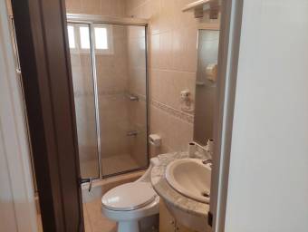 Se vende espaciosa casa con amplio lote en Santa Barbara de Heredia 26-544