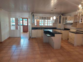 Se vende espaciosa casa con amplio lote en Santa Barbara de Heredia 26-544