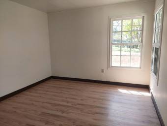 Se vende espaciosa casa con amplio lote en Santa Barbara de Heredia 26-544