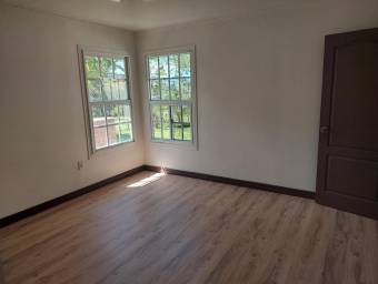 Se vende espaciosa casa con amplio lote en Santa Barbara de Heredia 26-544