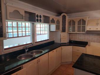 Se vende espaciosa casa con amplio lote en Santa Barbara de Heredia 26-544