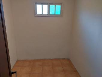 Se vende espaciosa casa con amplio lote en Santa Barbara de Heredia 26-544