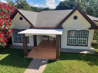 Se vende espaciosa casa con amplio lote en Santa Barbara de Heredia 26-544